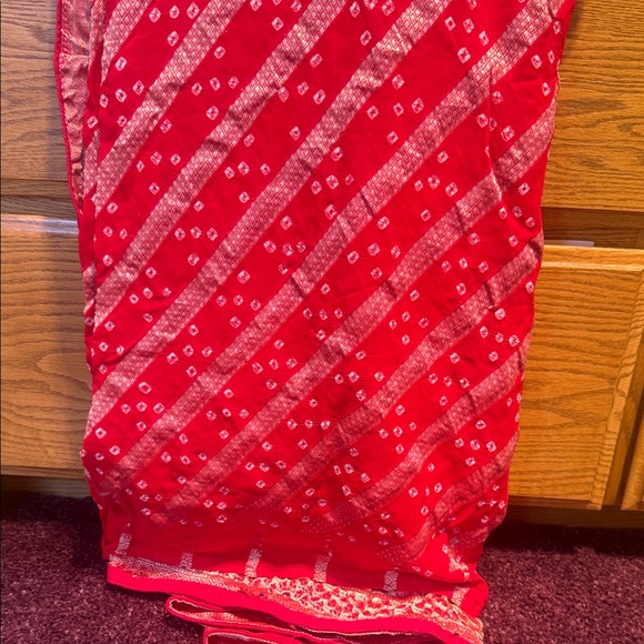 Red and White Patterned bandhni saree sari - Picture 4 of 8
